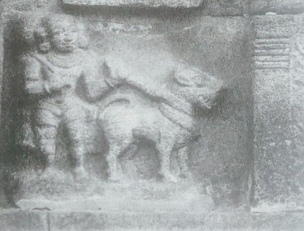Sculpture showing Chola soldier with his war dog